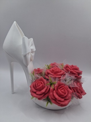 Flower Box Czerwone Róże w Białej Szpilce – Elegancki Prezent dla Kobiety