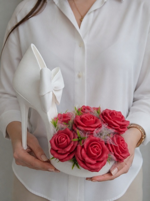 Flower Box Czerwone Róże w Białej Szpilce – Elegancki Prezent dla Kobiety
