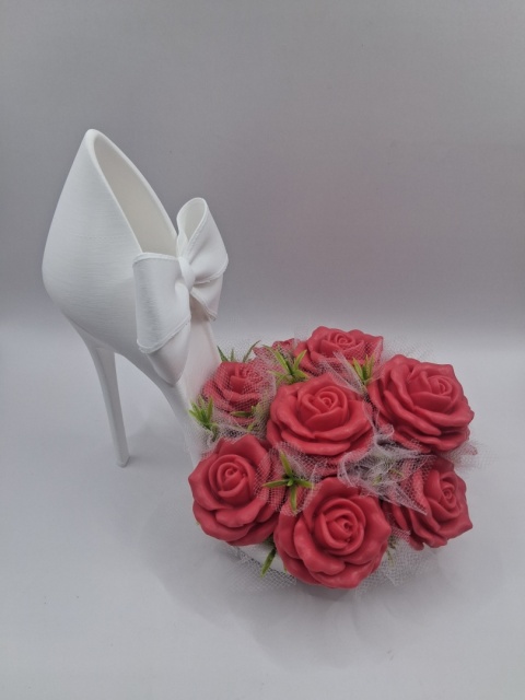 Flower Box Czerwone Róże w Białej Szpilce – Elegancki Prezent dla Kobiety