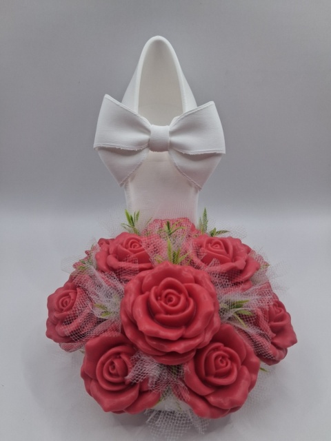 Flower Box Czerwone Róże w Białej Szpilce – Elegancki Prezent dla Kobiety