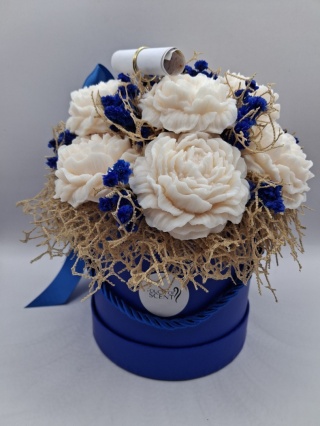 Flower Box Ukryte w Kwiatach – Kremowe Piwonie i Szafirowy Akcent