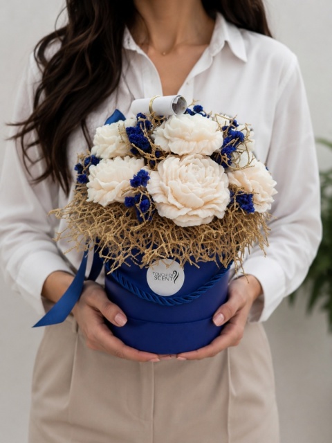 Flower Box Ukryte w Kwiatach – Kremowe Piwonie i Szafirowy Akcent