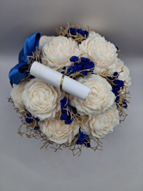 Flower Box Ukryte w Kwiatach – Kremowe Piwonie i Szafirowy Akcent