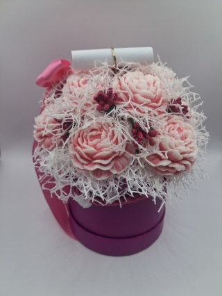 Flower Box „Ukryte w Kwiatach” – różowe piwonie | Elegancki prezent z ukrytą wiadomością
