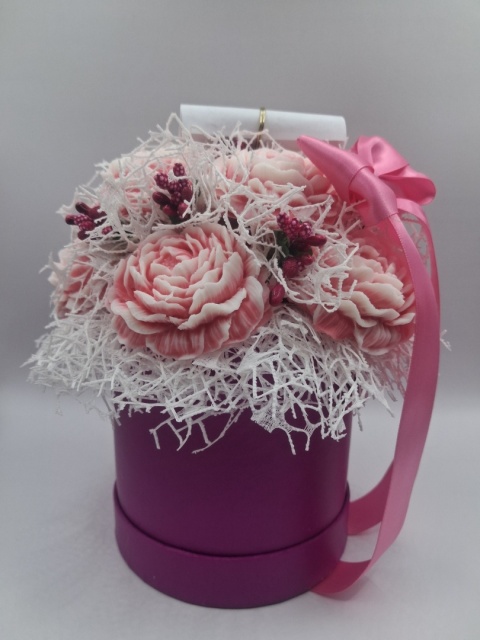 Flower Box „Ukryte w Kwiatach” – różowe piwonie | Elegancki prezent z ukrytą wiadomością