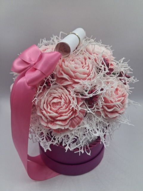 Flower Box „Ukryte w Kwiatach” – różowe piwonie | Elegancki prezent z ukrytą wiadomością