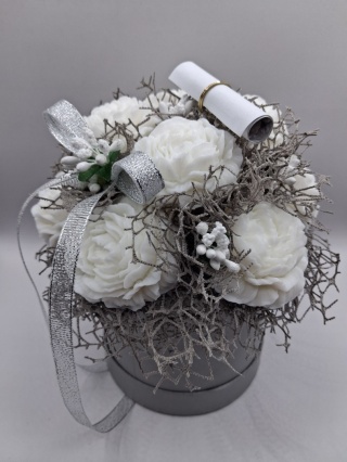Flower Box z Ukrytym Liścikiem „Ukryte w Kwiatach – Srebrna Tajemnica” | Białe Kwiaty Premium
