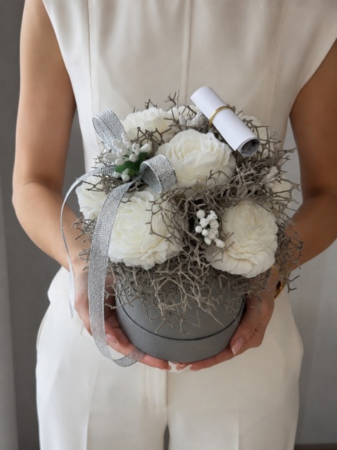 Flower Box z Ukrytym Liścikiem „Ukryte w Kwiatach – Srebrna Tajemnica” | Białe Kwiaty Premium