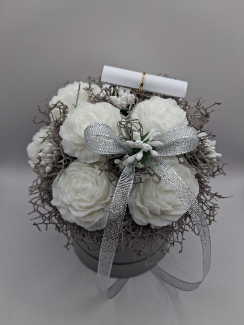 Flower Box z Ukrytym Liścikiem „Ukryte w Kwiatach – Srebrna Tajemnica” | Białe Kwiaty Premium