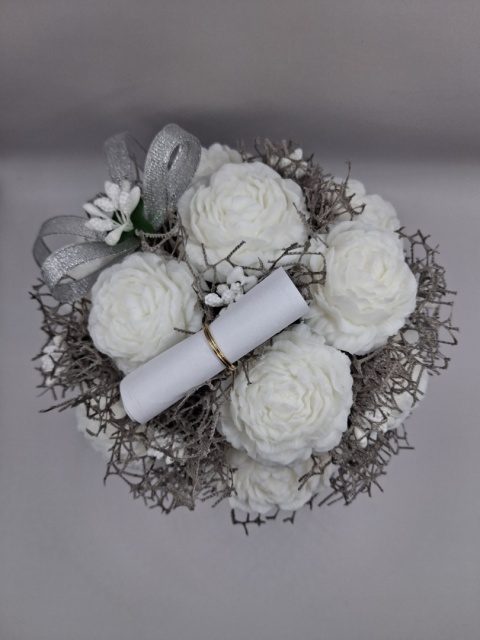 Flower Box z Ukrytym Liścikiem „Ukryte w Kwiatach – Srebrna Tajemnica” | Białe Kwiaty Premium