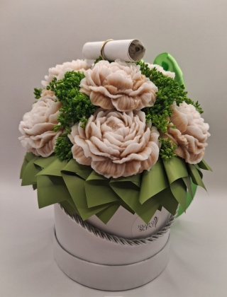 Kolekcja Ukryte w Kwiatach – Pistacjowy Flower Box z Ukrytą Wiadomością i Kwiatami Glicerynowymi