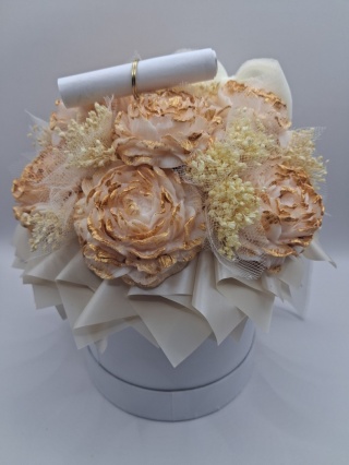 „Luksusowy Flower Box Ecru i Złoto z Piwoniami – Elegancki Prezent Handmade”