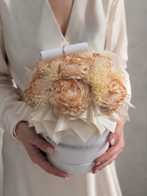 „Luksusowy Flower Box Ecru i Złoto z Piwoniami – Elegancki Prezent Handmade”