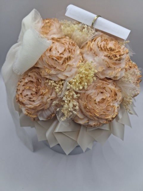 „Luksusowy Flower Box Ecru i Złoto z Piwoniami – Elegancki Prezent Handmade”