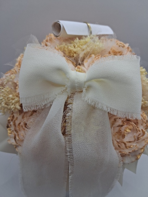 „Luksusowy Flower Box Ecru i Złoto z Piwoniami – Elegancki Prezent Handmade”