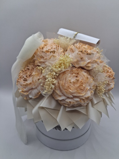 „Luksusowy Flower Box Ecru i Złoto z Piwoniami – Elegancki Prezent Handmade”