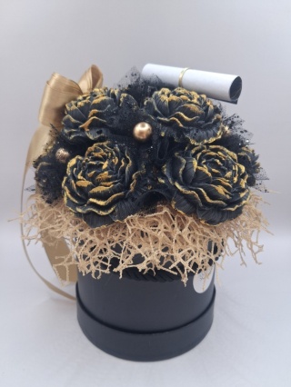 Kolekcja Niedzielna Ukryte w Kwiatach – Czarny Flower Box z Piwoniami i Złotymi Akcentami | Handmade | Personalizowany Prezent
