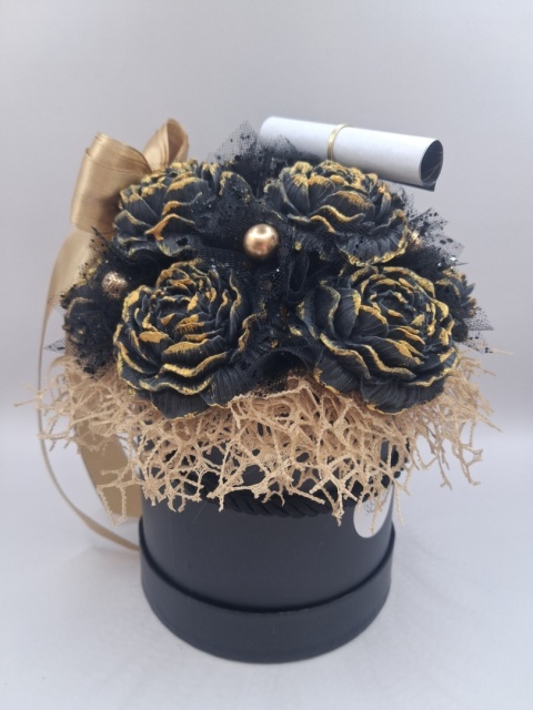 Kolekcja Niedzielna Ukryte w Kwiatach – Czarny Flower Box z Piwoniami i Złotymi Akcentami | Handmade | Personalizowany Prezent