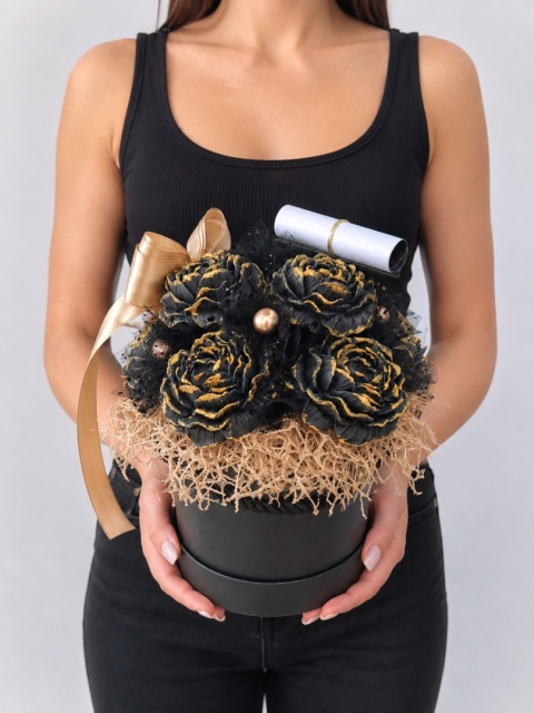 Kolekcja Niedzielna Ukryte w Kwiatach – Czarny Flower Box z Piwoniami i Złotymi Akcentami | Handmade | Personalizowany Prezent