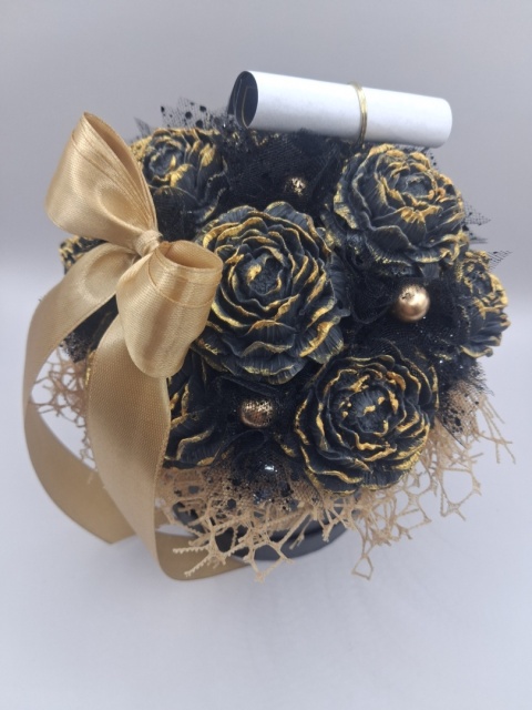 Kolekcja Niedzielna Ukryte w Kwiatach – Czarny Flower Box z Piwoniami i Złotymi Akcentami | Handmade | Personalizowany Prezent