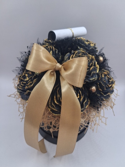 Kolekcja Niedzielna Ukryte w Kwiatach – Czarny Flower Box z Piwoniami i Złotymi Akcentami | Handmade | Personalizowany Prezent