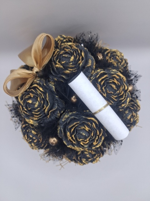Kolekcja Niedzielna Ukryte w Kwiatach – Czarny Flower Box z Piwoniami i Złotymi Akcentami | Handmade | Personalizowany Prezent