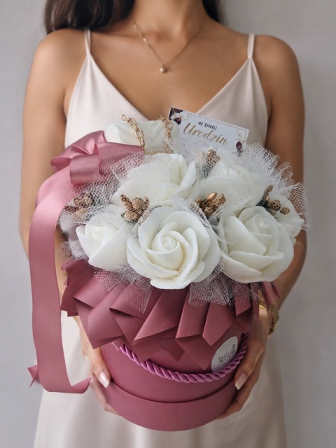 Flower Box na Urodziny dla Kobiety – Elegancki Bukiet Białych Róż w Pudełku Cherry ze Złotymi Dodatkami