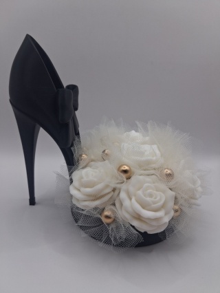 Flower Box z Białymi Różami i Czarną Szpilką – Elegancki Prezent dla Kobiety Handmade