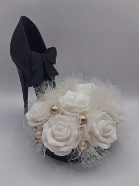 Flower Box z Białymi Różami i Czarną Szpilką – Elegancki Prezent dla Kobiety Handmade
