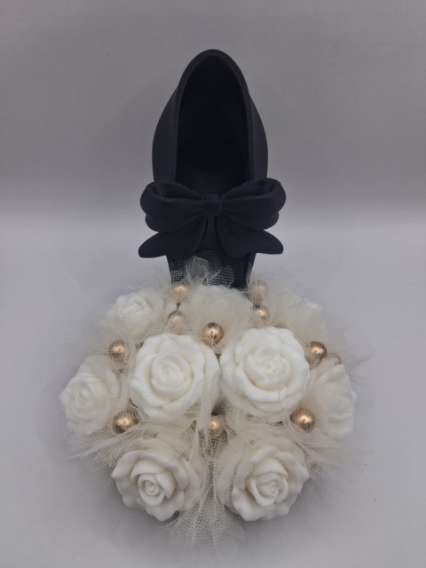 Flower Box z Białymi Różami i Czarną Szpilką – Elegancki Prezent dla Kobiety Handmade